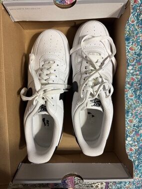 Nike White and Black Low-Top Sneakers